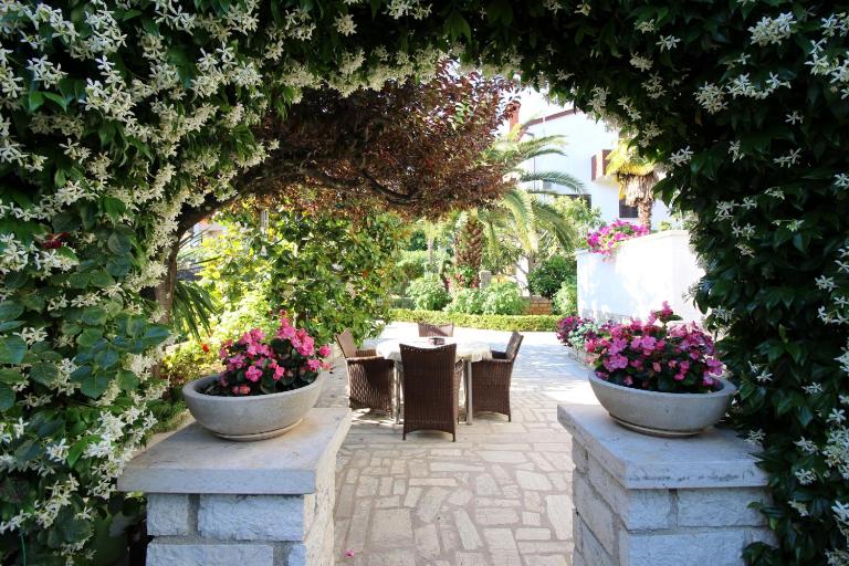 Modern apartment Sabina with nice garden - B&B Poreč