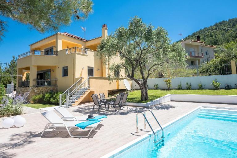 Louloudis Pool Villa - B&B Skála Rachoníou