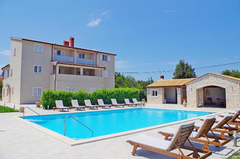 Holiday apartments in house Sanja - B&B Rakalj