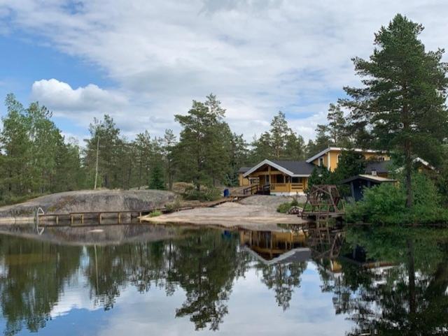 Luxury Holiday Home with Private Lake - B&B Vehmaa