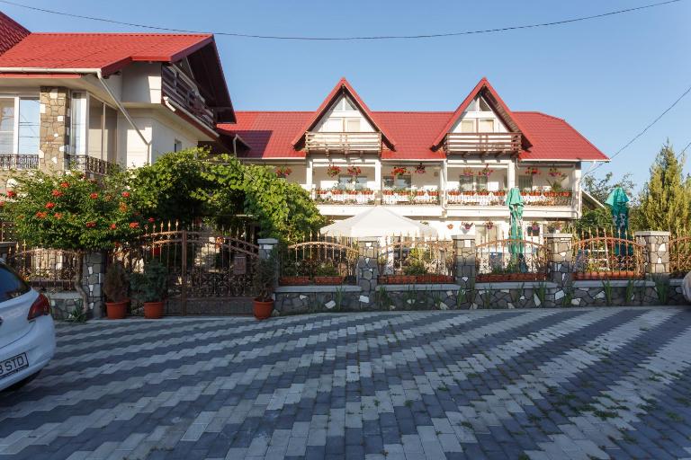 Pensiunea Adriana - Bed and Breakfast Costineşti