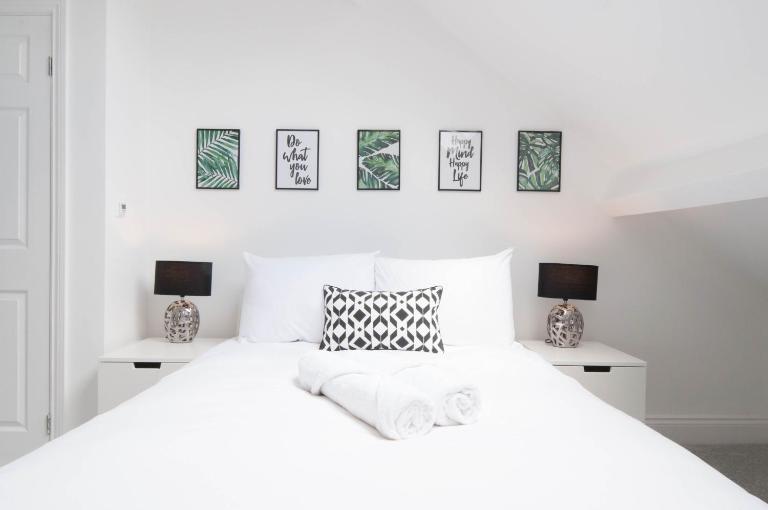 The Comet - A Home with 4 Bedrooms and 3 Bathrooms near Alton Towers for You - Chambres d'hôtes Burton upon Trent