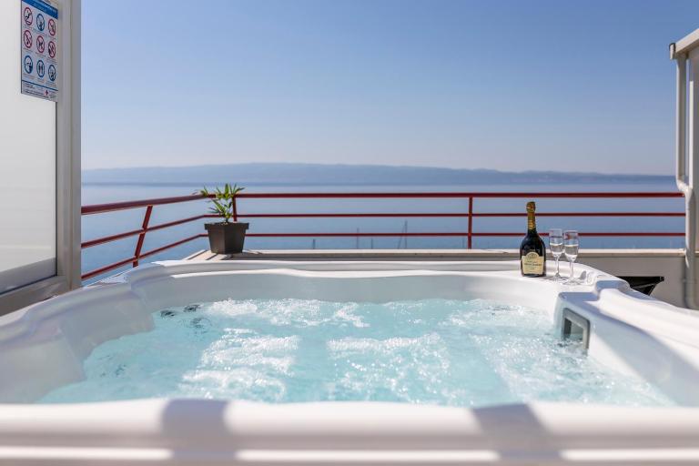 Seaside Penthouse with Hot Tub SKY LIVING - B&B Split