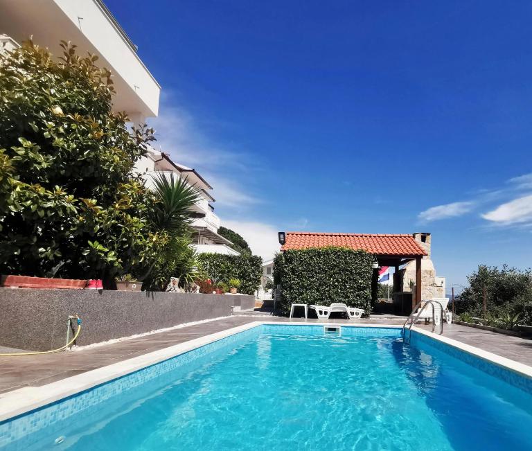 Stunning View Apartment with pool - Chambres d'hôtes Trogir