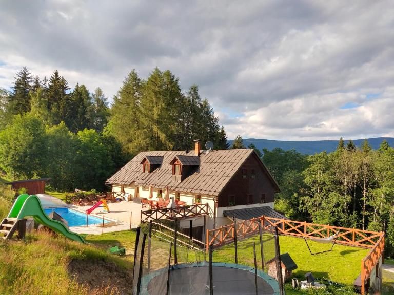 Chalupa Barborka - Národní park Krkonoše, sauna, bazén, dětské hřiště, gril, 6 pokojů, kuchyň, společenská místnost s krbem - B&B Vrchlabí