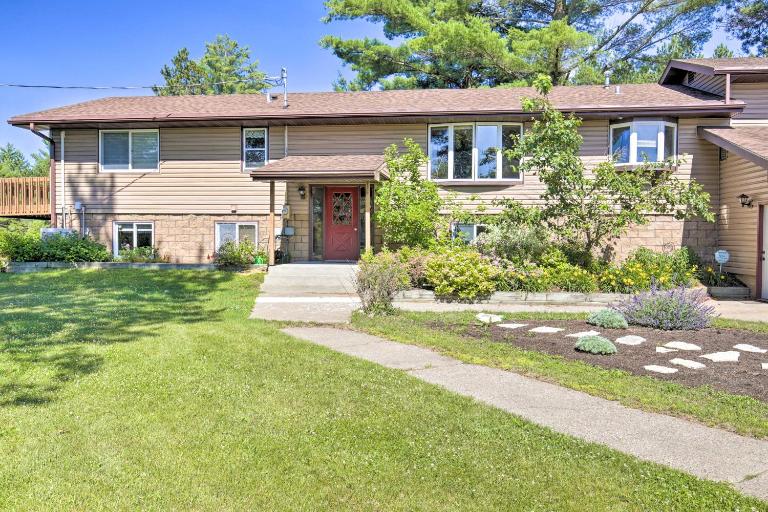 Simple Cranberry & Wine Farm Home w/ Fire Pit! - B&B Eagle River