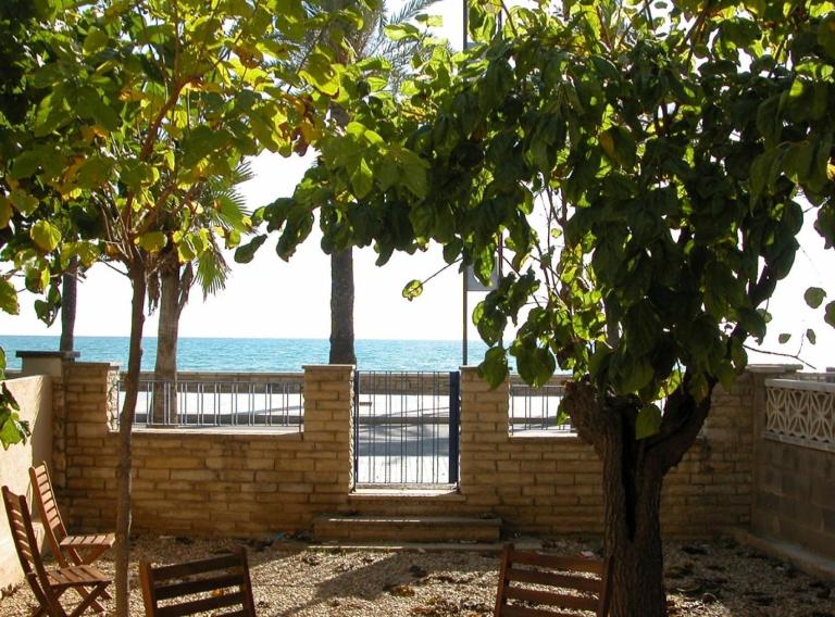 Salou 1 · House -garden in front of the beach - Ferrari Land - Bed and Breakfast Salou