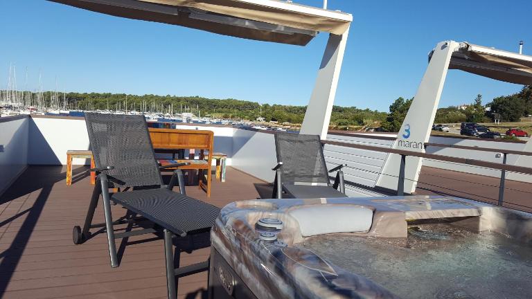 Hausboot - Floating House Sofia - B&B Pula