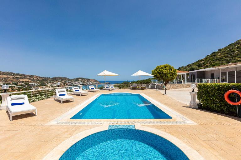 Promitheas Villa, with Pool & Heated Spa Whirlpool, By ThinkVilla - Chambres d'hôtes Vlycháda