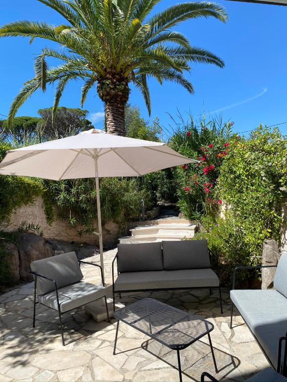 SIMONE, Appartement maison, quartier calme, grande terrasse, SPA, barbecue, 2 chambres - B&B Fréjus