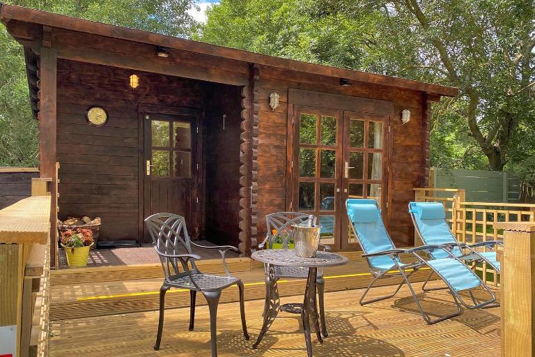 The Lodge with hot tub - Bed and Breakfast Maidstone