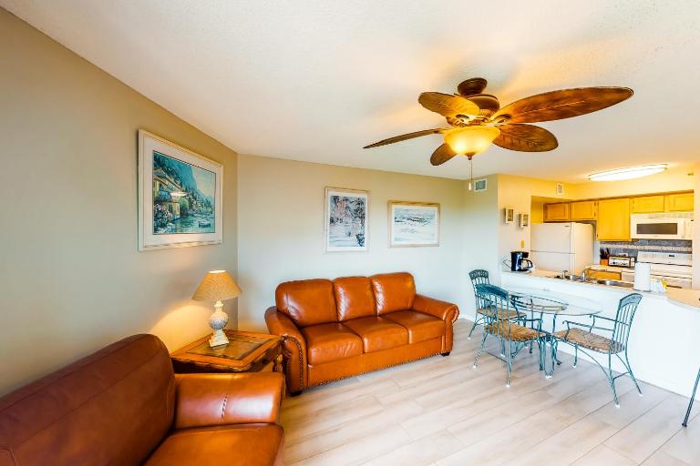 Coastal retreat with private balcony, pool, & easy beach access - B&B Tavernier