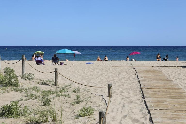 AT143 Completamente equipado, con piscina y cerca de la playa - Chambres d'hôtes Torredembarra