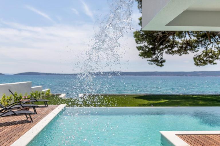Beachfront Villa with Heated Infinity Pool and Direct Sea Access Kastela near Split - B&B Kutleše
