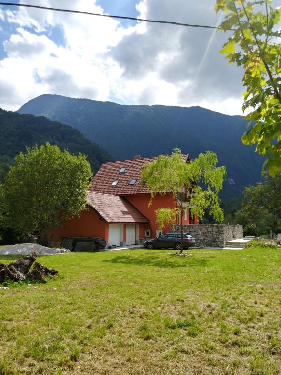 Počitniška hiša Nad Sočo - Chambres d'hôtes Bovec