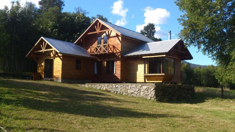 Cabañas Los Canelos Pucon, Hermosa Granja de 20 hectaréas a orillas del Río Liucura - B&B Pucón