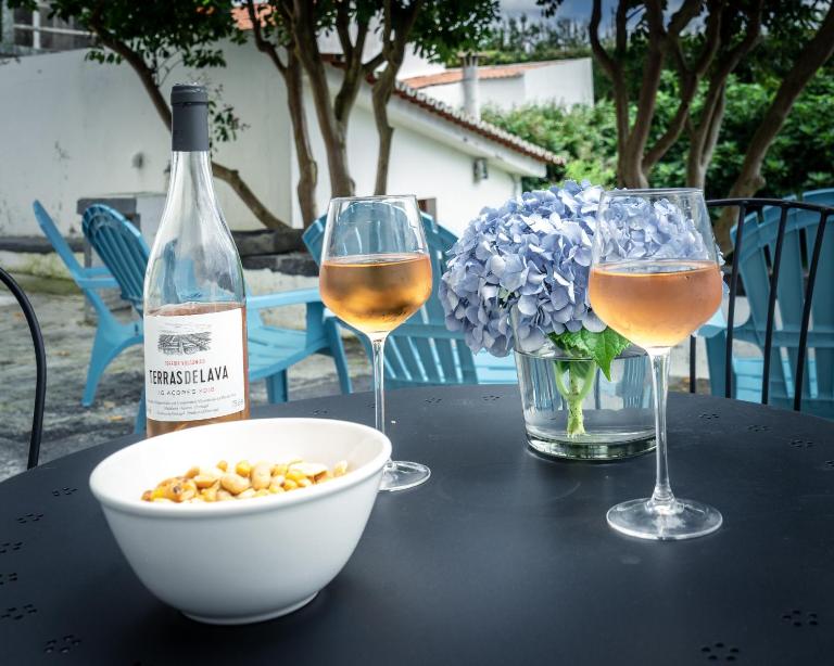 city center, 200 meters to marina, walk to everything, private yard and garden - B&B Ponta Delgada