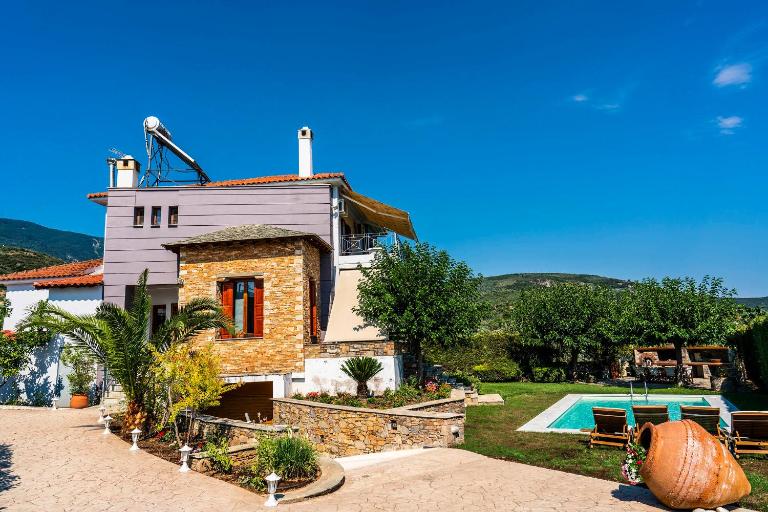 Chariklia's House with private pool - Bed and Breakfast Káto Lekhónia