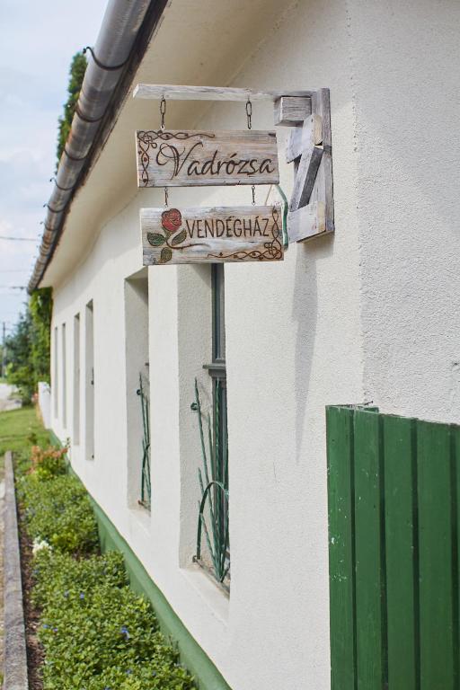Vadrózsa Vendégház Rácalmás - Chambres d'hôtes Rácalmás