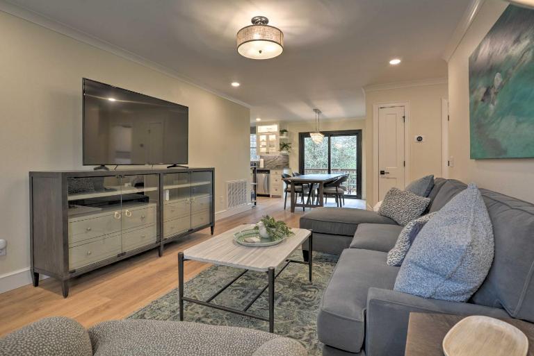Updated & Modern House < 1 Mi to Dtwn Bentonville! - B&B Bentonville