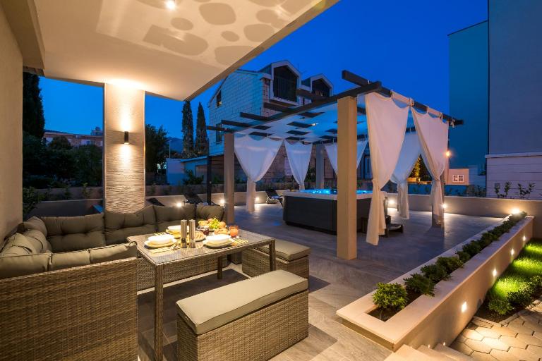 Family Apartment Dubrovnik - private jacuzzi terrace, private parking - B&B Dubrovnik
