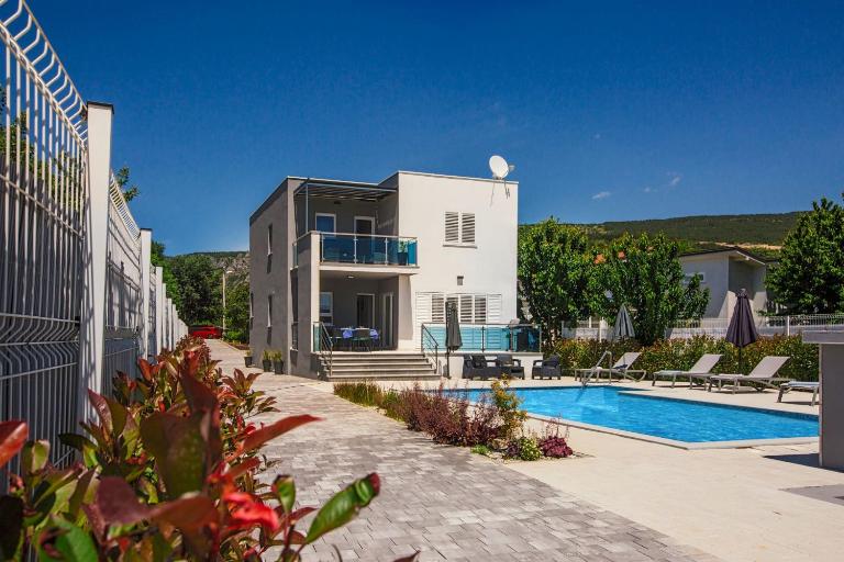 Mandalina HR Luxury Villa with Private Pool, Tennis Court and Boccie Alley - Bed and Breakfast Donji Proložac