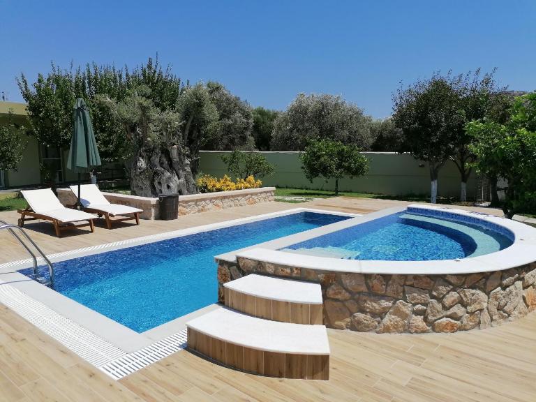 Villa MATA - 600m² with Private Pool and Jacuzzi - B&B Kalythiés