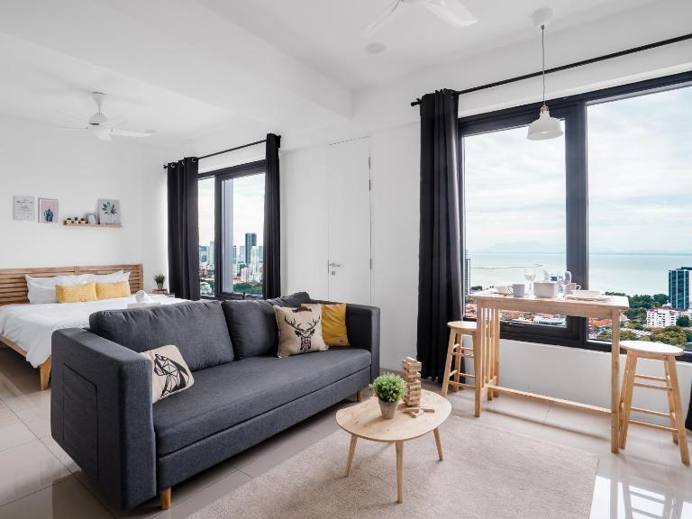 Muji Studio 1 - Seaview at 218 Tropicana Near Komtar Food Heaven with Netflix & TV Box - Bed and Breakfast George Town