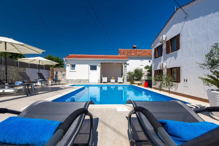 ADRIA-Holiday House with a private pool in Krk - B&B Kornić