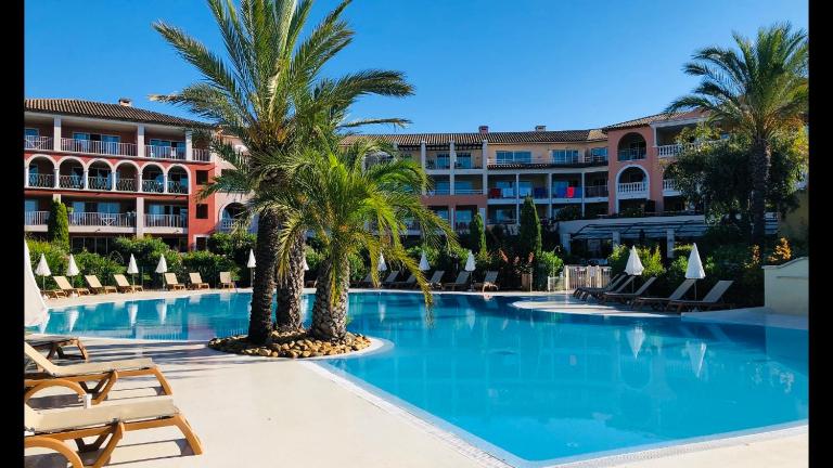 Appartement de standing face à la baie de St-Tropez, vue mer, jardin et piscine. - B&B La Garonnette-Plage