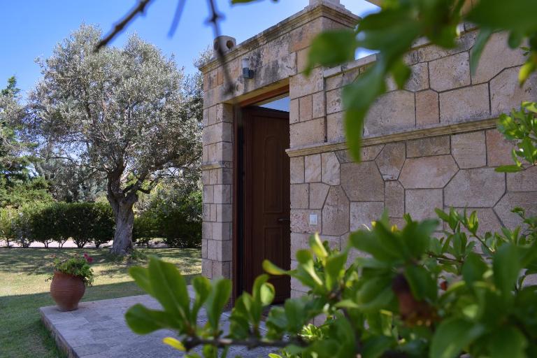Seaside "Stone & Light Villa" close to Aegina City - B&B Arachnaio