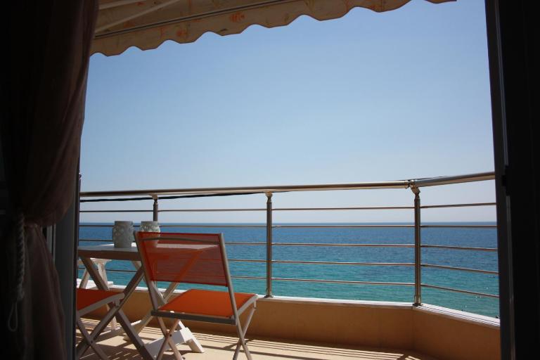 Above the Sea Apartment - B&B Nea Kallikrateia