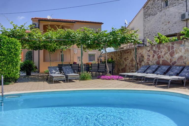 Charming villa Petroro with pool, 900m from the beach - Ferienwohnung Peroj