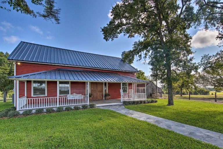 Peaceful Schulenburg Farmhouse w/ Fire Pit & Games - Chambres d'hôtes Schulenburg