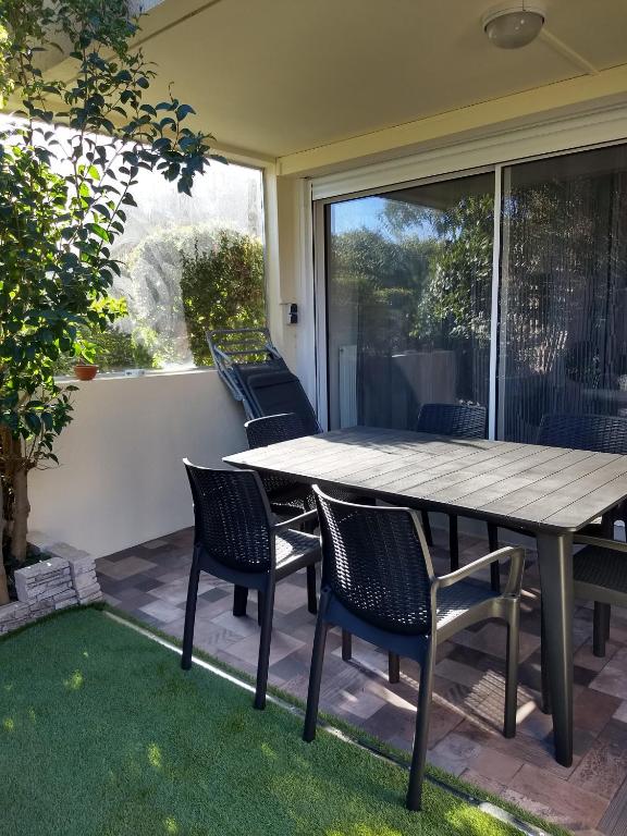 Particulier loue T3 en rez de jardin à 30 mètres de la plage avec un double box - B&B La Ciotat