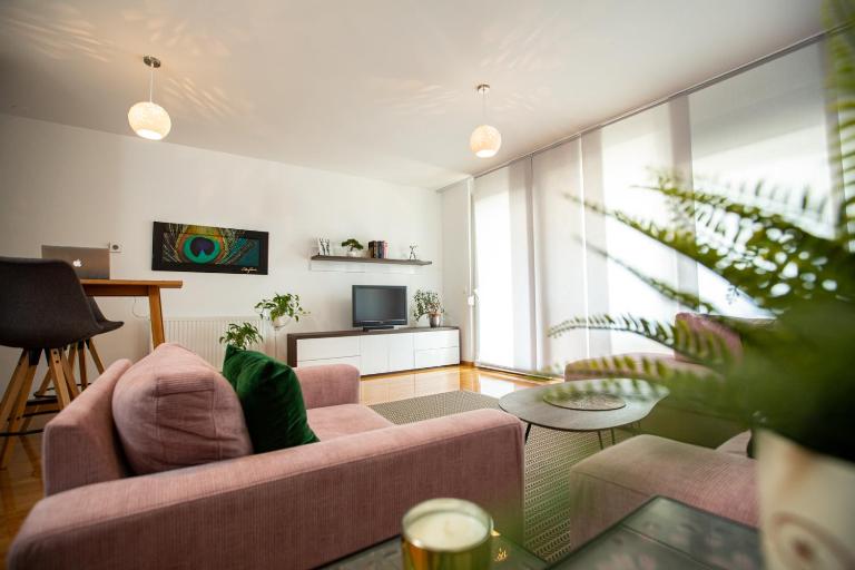 Bright 2-Bed Apartment Free WiFi and Walk to Old Town - B&B Ljubljana