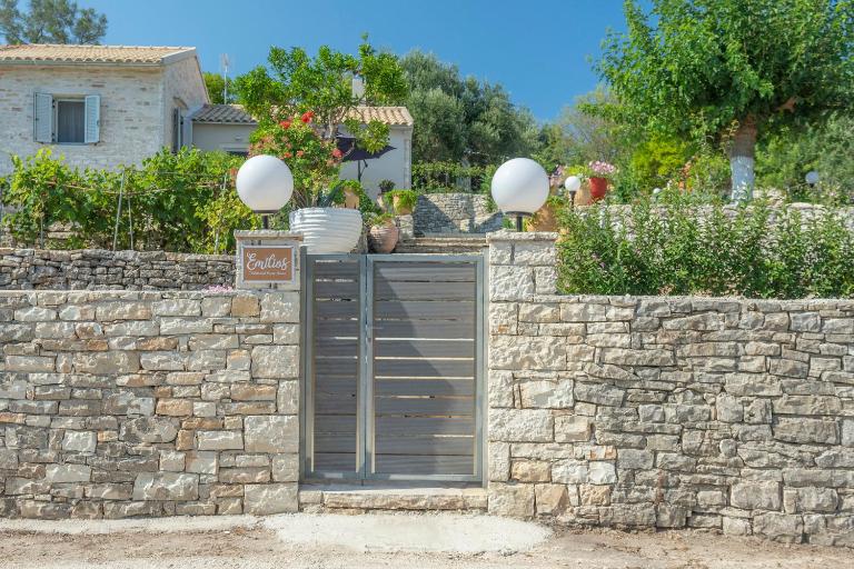 Emilios Stone House - B&B Gáïos