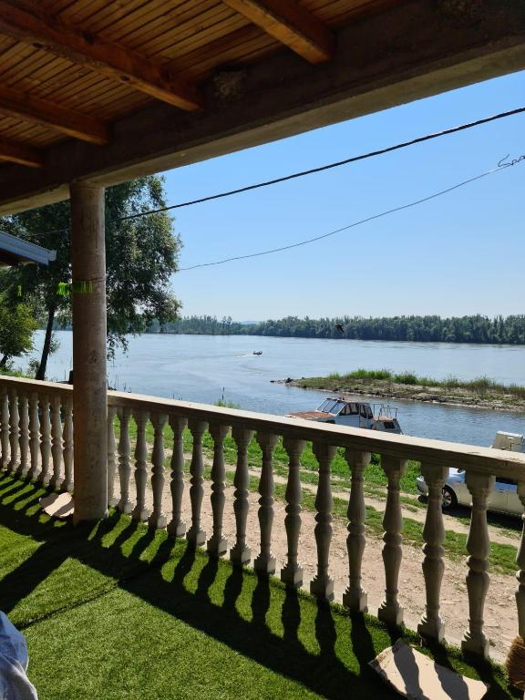 Danube Panorama House - River View, Peaceful Nature & BBQ - B&B Čelarevo