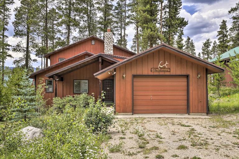 2 Mi to Grand Lake: Cabin w/ Fireplace & Library! - B&B Grand Lake