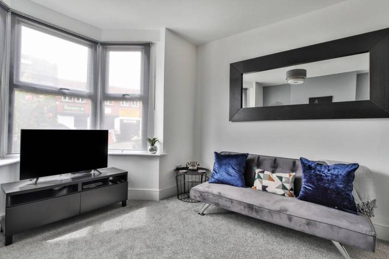 Refurbished Plush Property Great Transport Links - B&B Sheffield