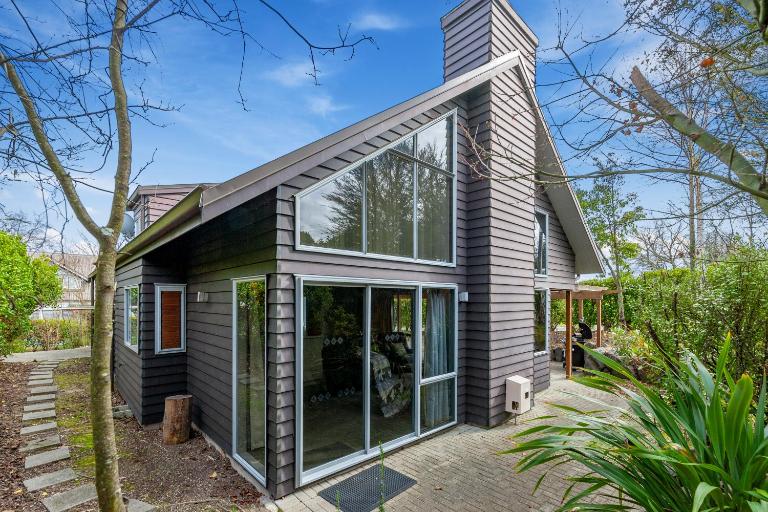 A Hop, Skip & Jump to The Lake - Bed and Breakfast Taupo