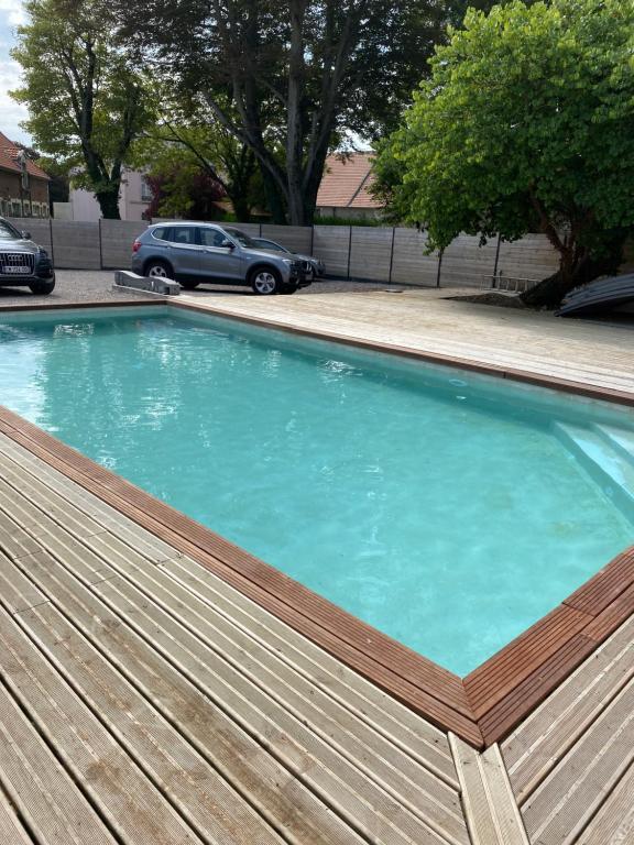 Les 5 Lodges du Château - Piscine & Jacuzzi - B&B Marquise