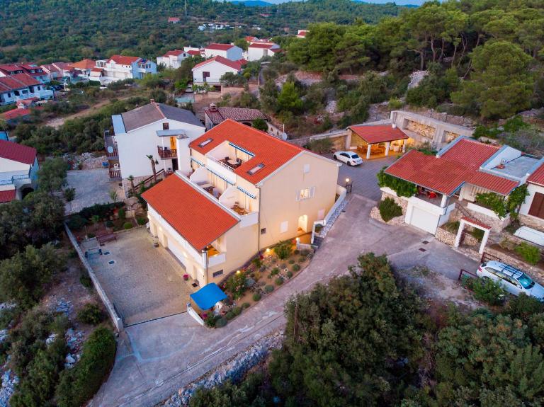 Dvorine - B&B Tisno