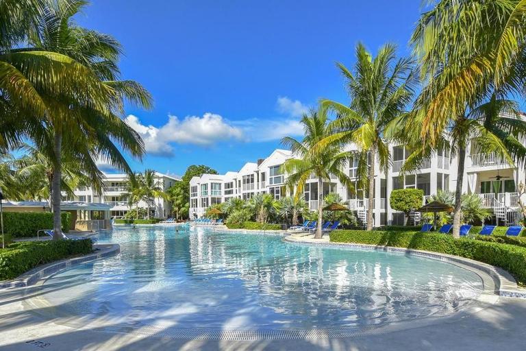 FULL TIME LIC Mgr - MODERN 3 BED 4 BATH VILLA - UPSCALE OCEANFRONT RESORT - INDOOR PICKLEBALL - SPEAKEASY! - B&B Key Largo