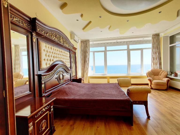 Будинок з 5 кімнатами та підземним гаражем у моря в Совіньйоні - B&B Odesa