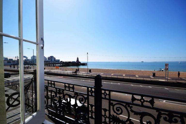 Spacious 3 bedroom Beachfront property with amazing sea views! - B&B Portsmouth