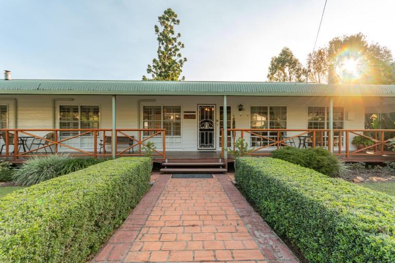 Birds 'n' Bloom Cottages - B&B Yungaburra