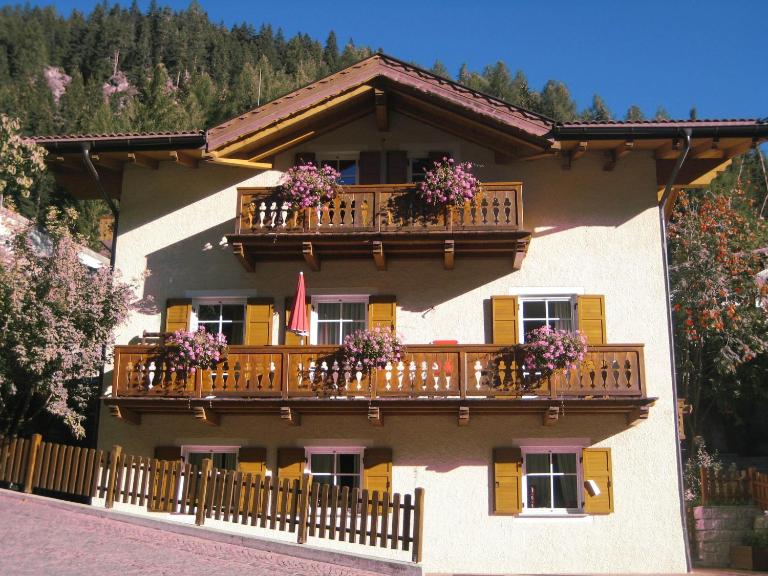 Chalet Decrestina - Bed and Breakfast Campitello di Fassa