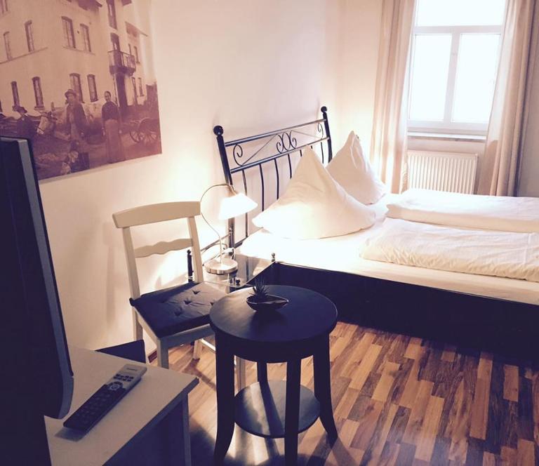 Dorfschänke DEGGENDORF Hotel & Apartmenthaus - B&B Deggendorf