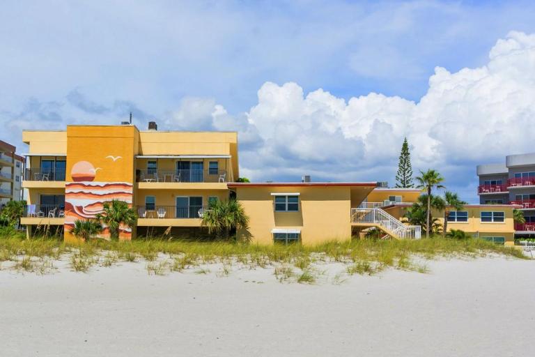 Cute and Cozy Unit- John's Pass - Surf Song #212 - B&B Saint Pete Beach